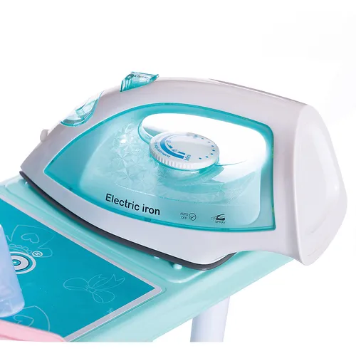 Помогаю маме. Гладильный набор с утюгом